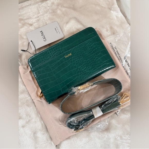🎉LAST PIECE🎉CALPAK Croc Wallet in Emerald - Picture 2 of 10